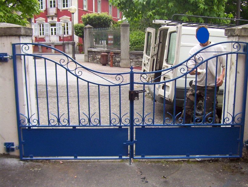 portail bleu fer artisanal battant
